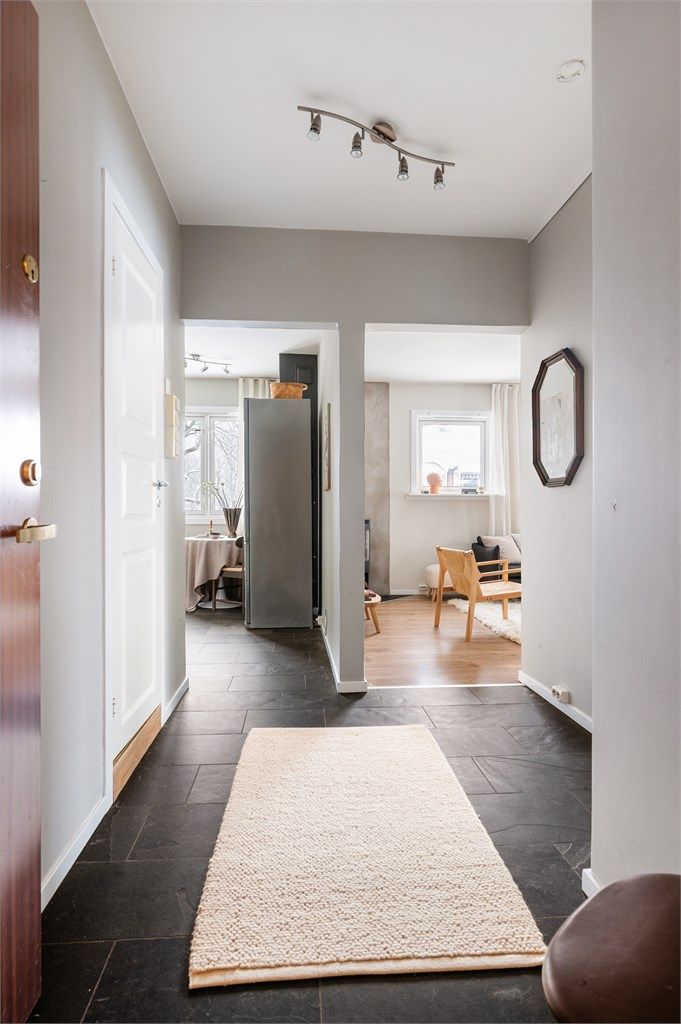 Den innbydende entréen har praktiske fliser på gulvet med gulvvarme.
