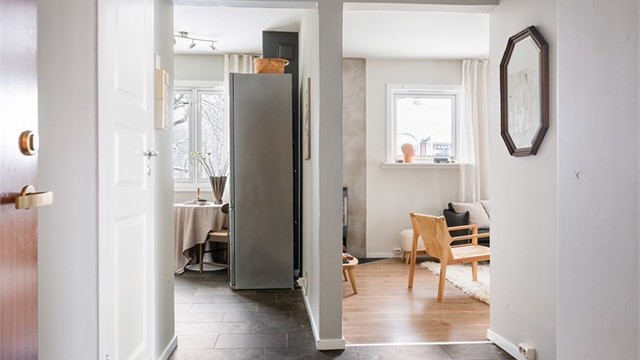 Den innbydende entréen har praktiske fliser på gulvet med gulvvarme.