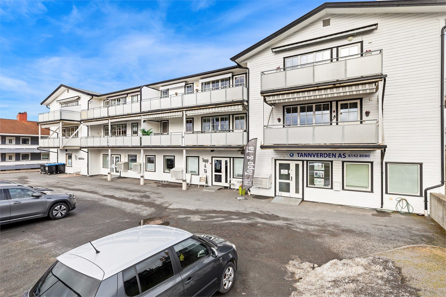 Sameiet består av både bolig- og næringsseksjoner i første etasje.