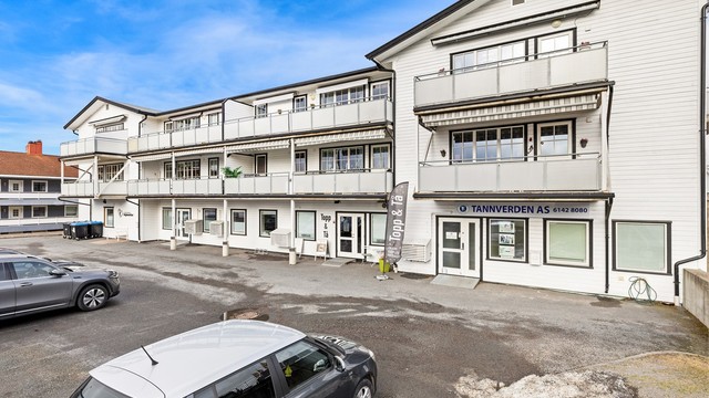 Sameiet består av både bolig- og næringsseksjoner i første etasje.