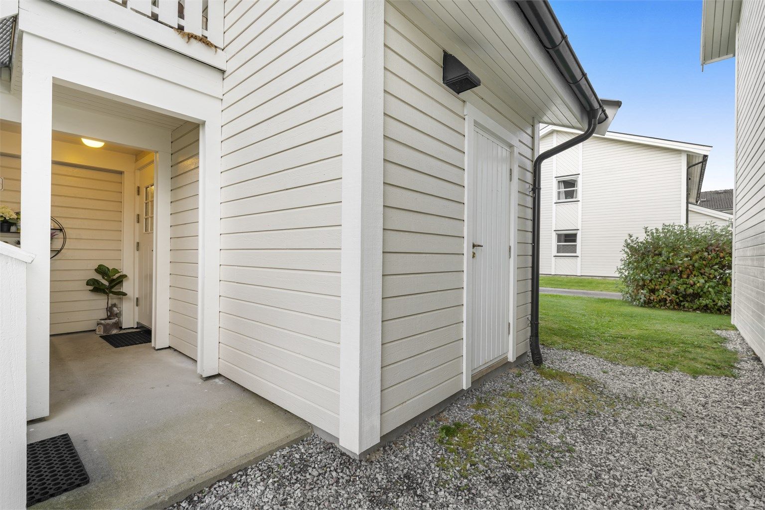 Inngangsparti. God lagringsplass i utvendig bod på 3 kvm.