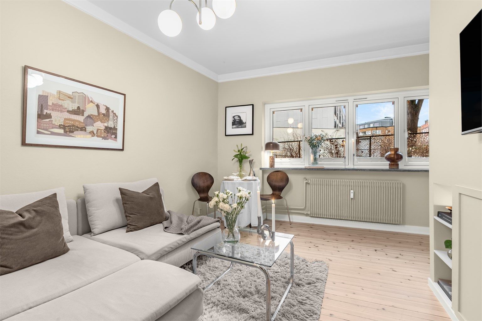 Lys og trivelig stue med god takhøyde og store vindusflater som gir en luftig og lys romfølelse.