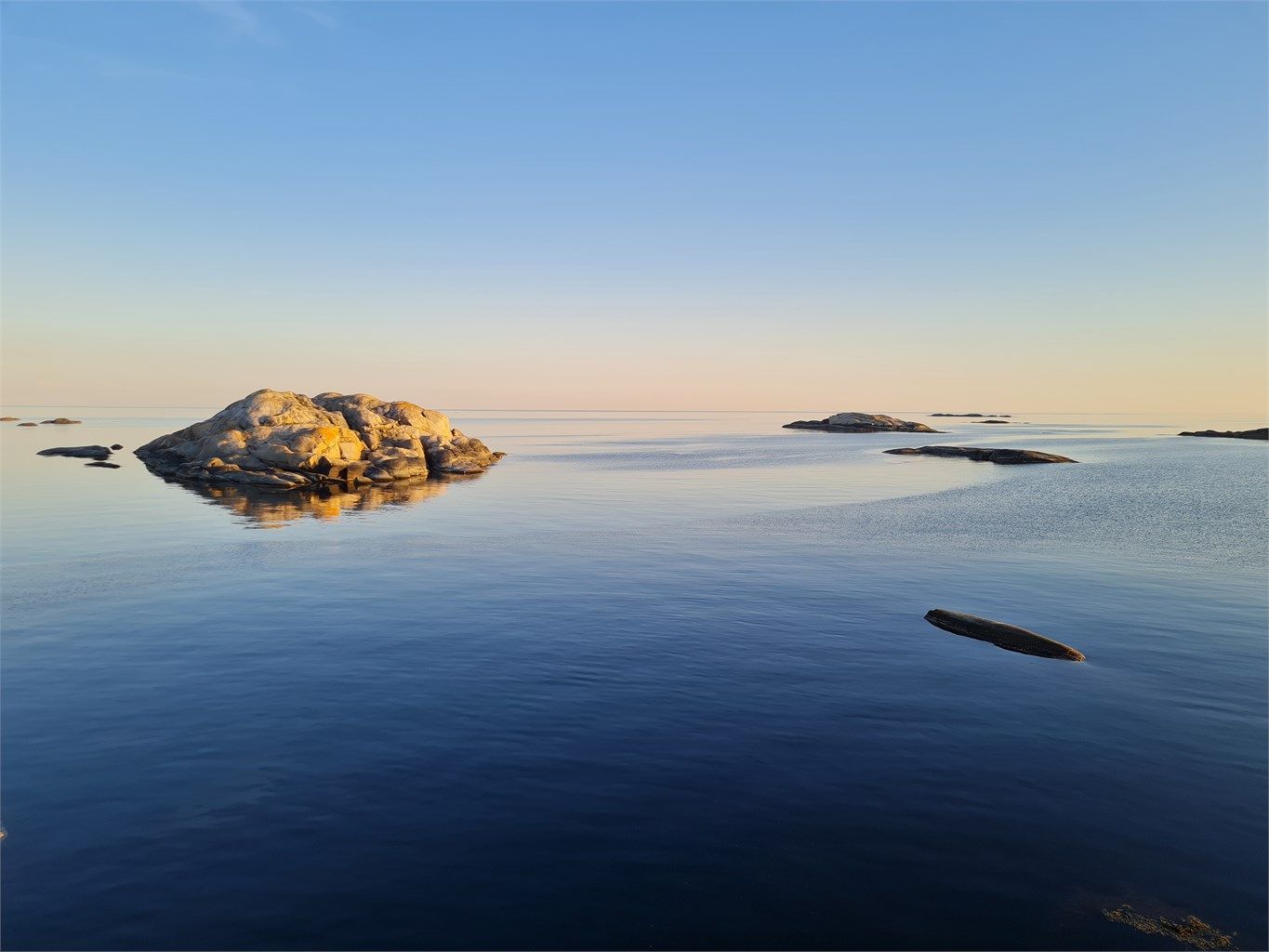 Enten du ønsker stille morgener ved sjøen, kajakkturer i solnedgang eller lange turer langs kyststiene, gir området en helt spesiell følelse av frihet og nærhet til naturen