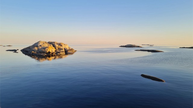 Enten du ønsker stille morgener ved sjøen, kajakkturer i solnedgang eller lange turer langs kyststiene, gir området en helt spesiell følelse av frihet og nærhet til naturen