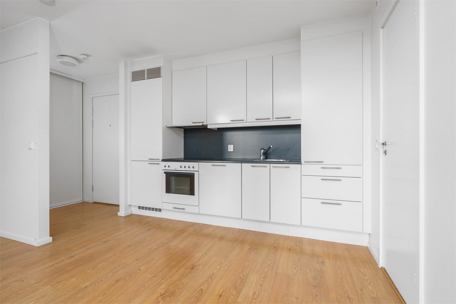 Kjøkken med åpen løsning mot stuen.