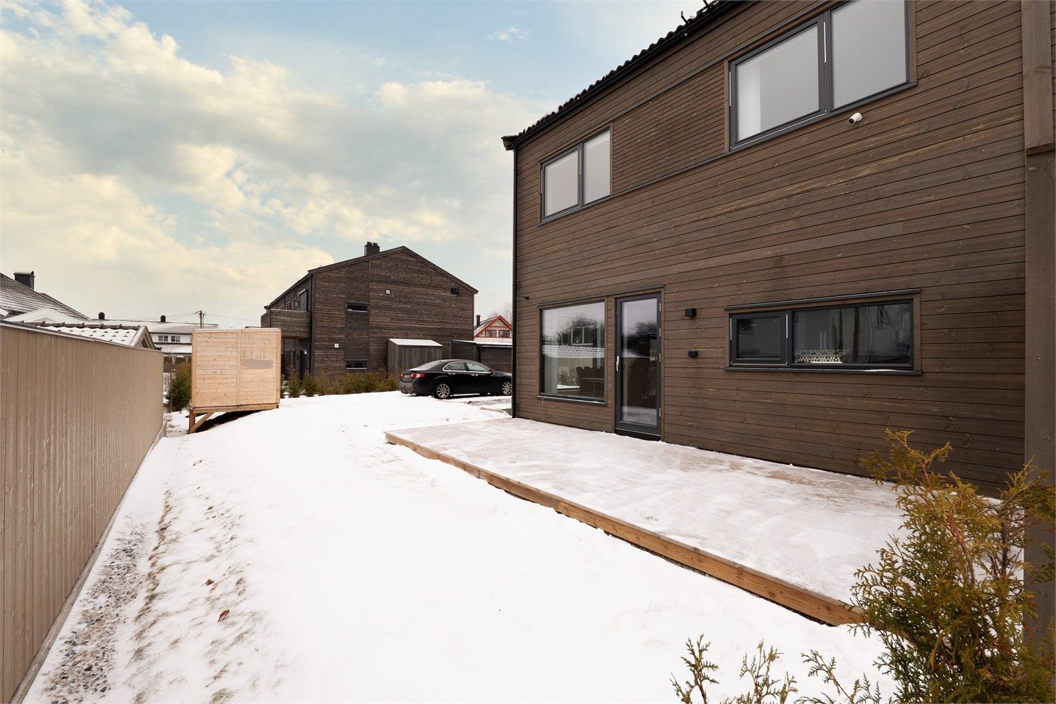 Boligen disponerer biloppstillingsplass på felles gårdsplass, rett rundt hjørnet fra inngangspartiet.