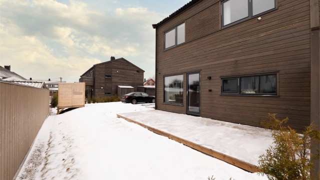 Boligen disponerer biloppstillingsplass på felles gårdsplass, rett rundt hjørnet fra inngangspartiet.