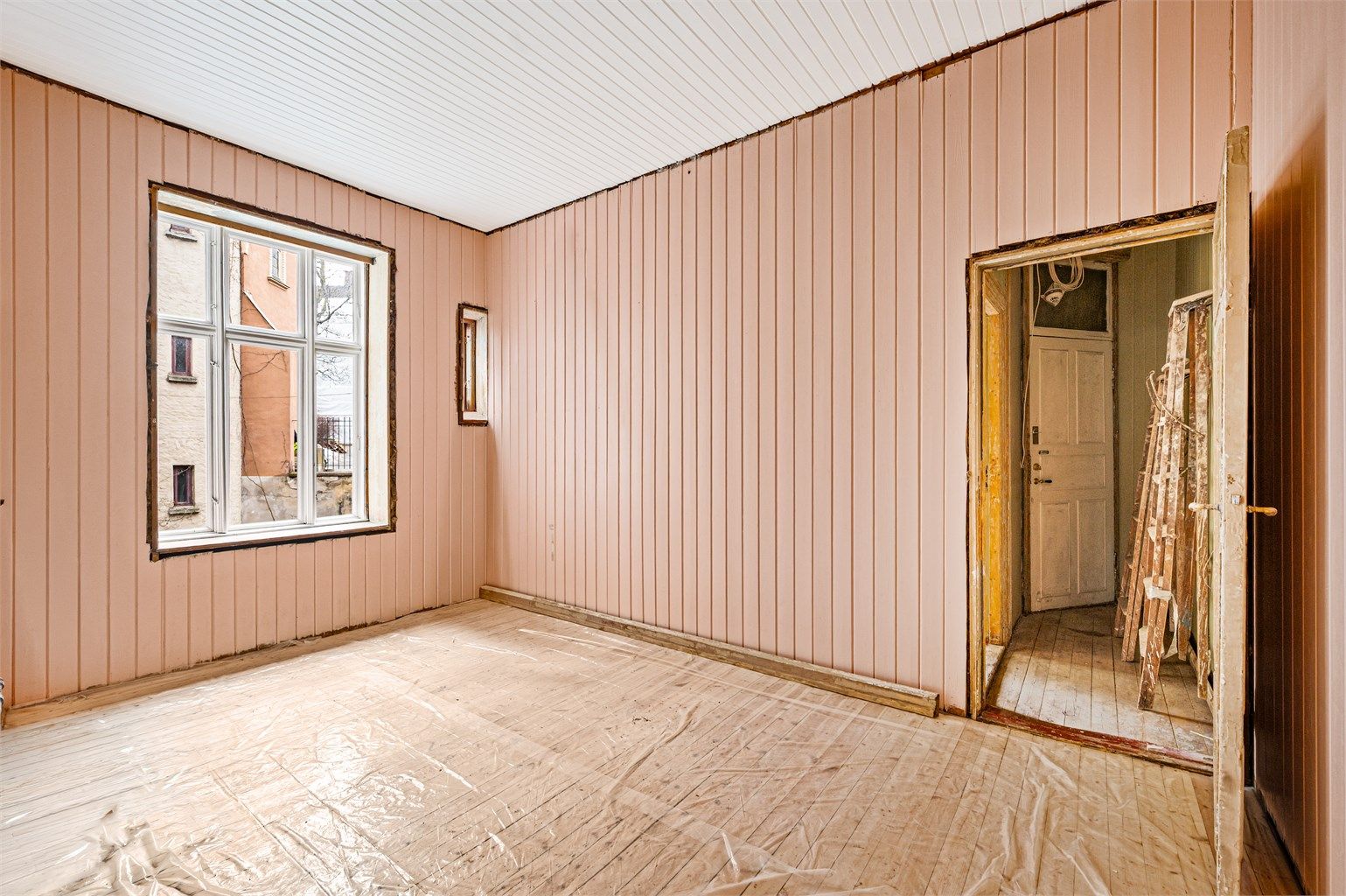 Fra kjøkkenet er det et hyggelig utsyn mot bakgården. 