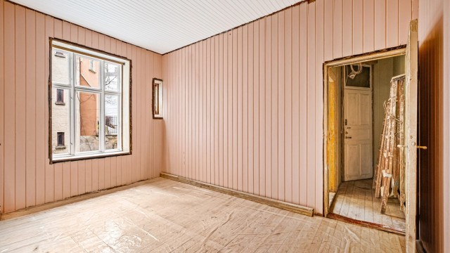 Fra kjøkkenet er det et hyggelig utsyn mot bakgården.