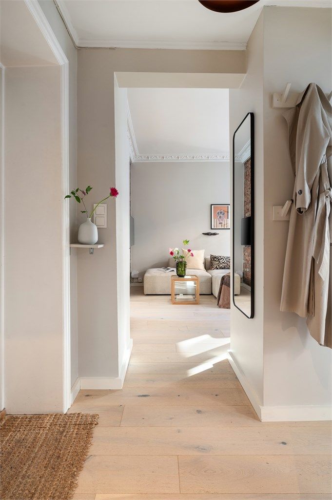 Fra entréen er det direkte tilgang til alle rom i leiligheten.