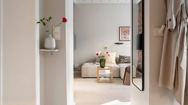 Fra entréen er det direkte tilgang til alle rom i leiligheten.