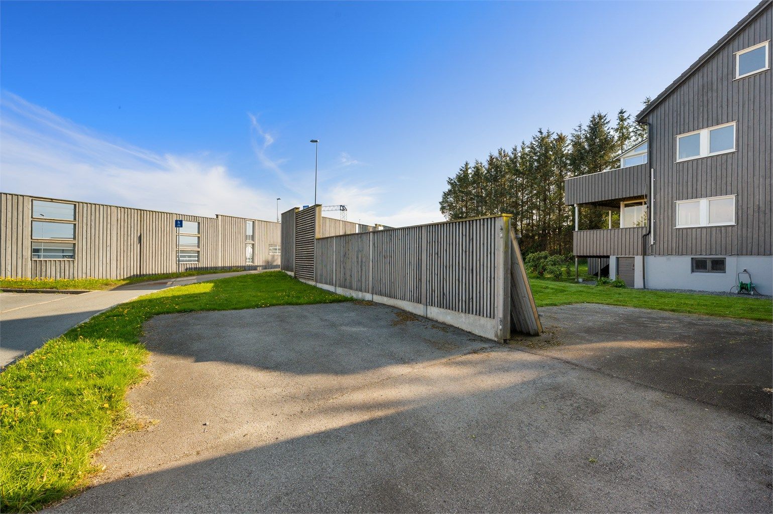 Den asfalterte plassen foran eiendommen er også en del av tomten og brukes til gjesteparkering