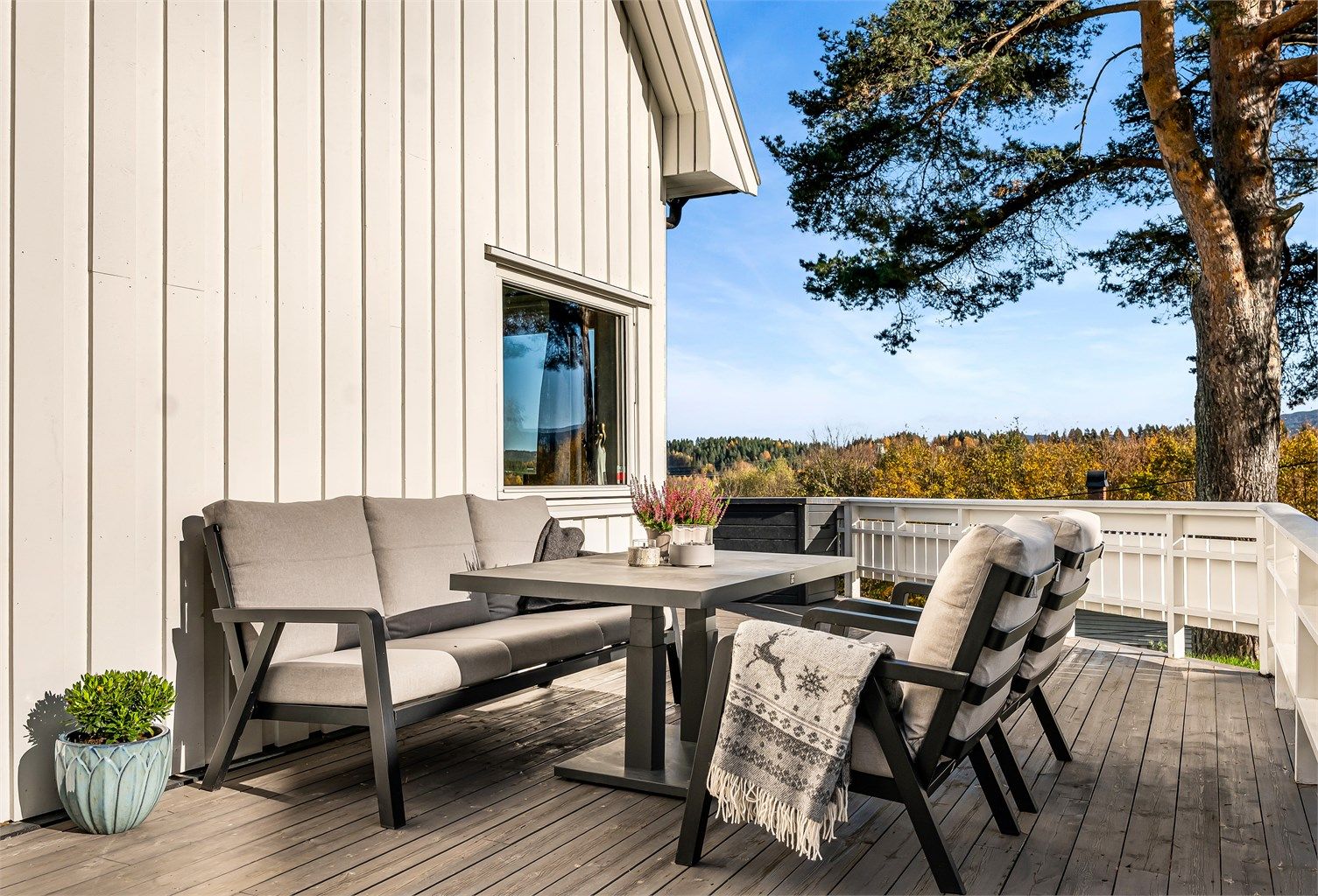 Man har ogås en stor terrasse rundt huset syd og østside. 