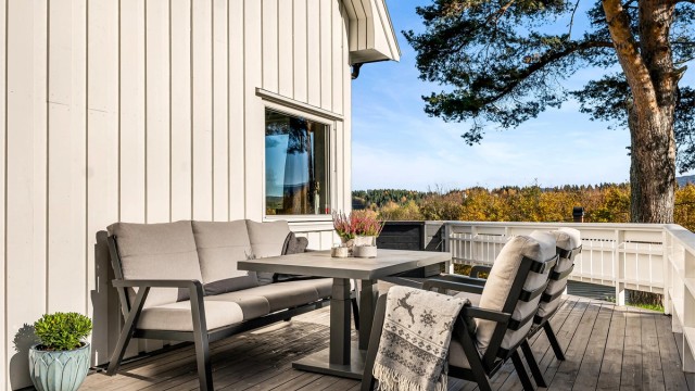 Man har ogås en stor terrasse rundt huset syd og østside.