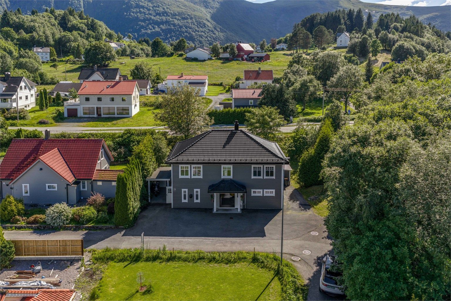 Eiendommen ligger rolig og familievennlig til i enden av gaten, med kort vei til skoler, barnehager og turområder.
Foto: Geir Srisoi