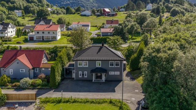 Eiendommen ligger rolig og familievennlig til i enden av gaten, med kort vei til skoler, barnehager og turområder.
Foto: Geir Srisoi