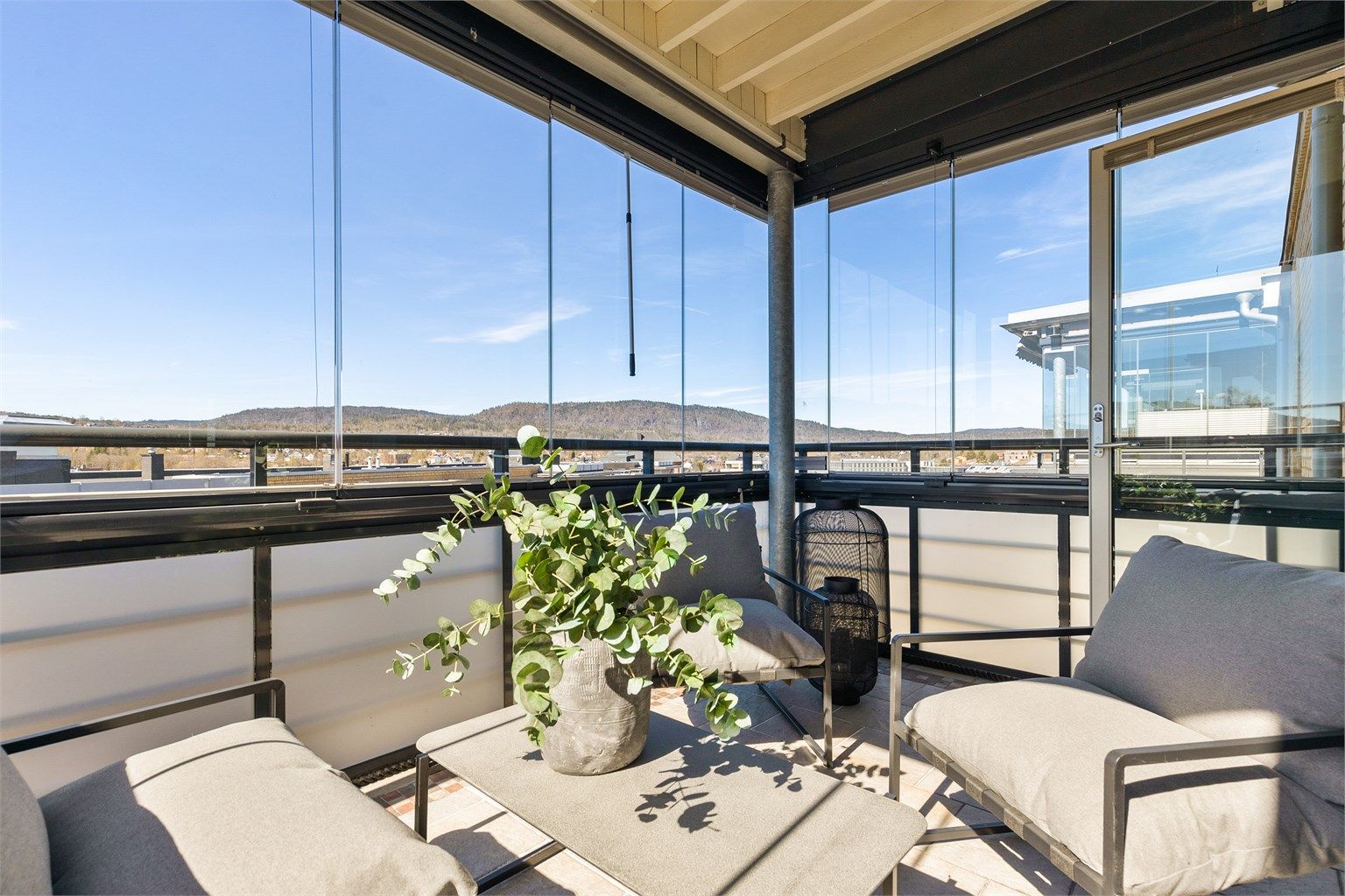 Den innglassede balkongen med utgang fra stuen.