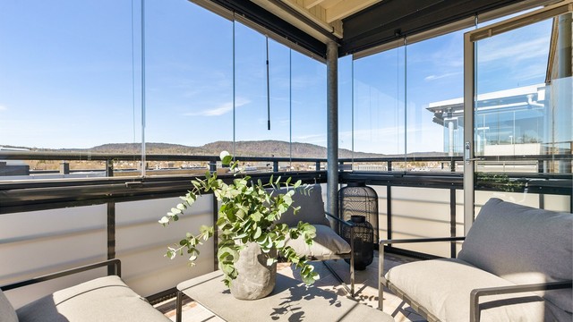 Den innglassede balkongen med utgang fra stuen.