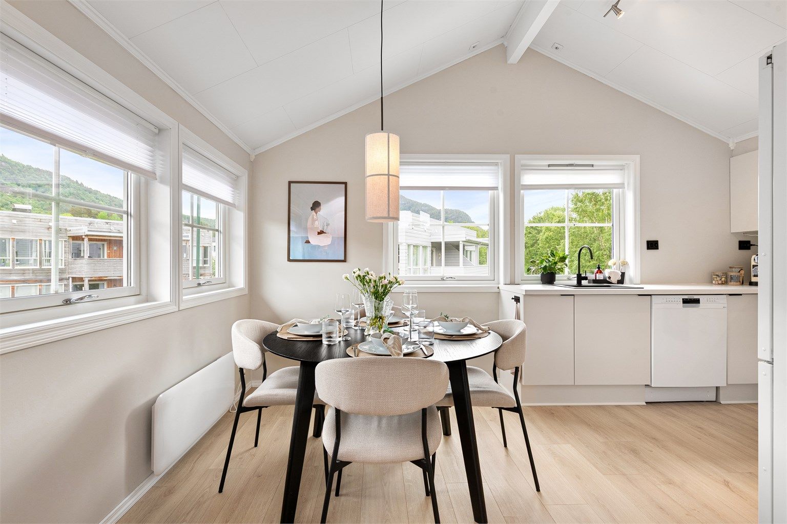 Kjøkkenet har en egen sone for spisebord med plass til hele familien.