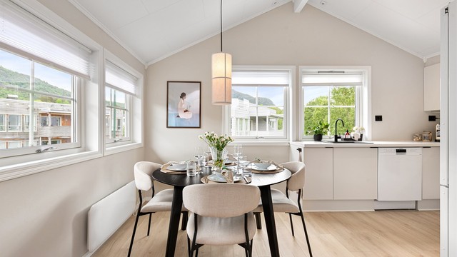 Kjøkkenet har en egen sone for spisebord med plass til hele familien.