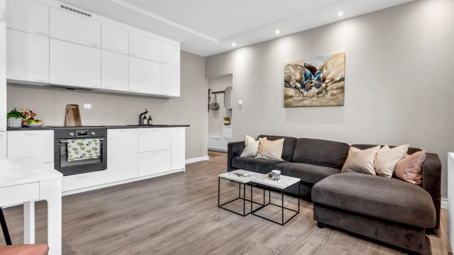 Kristoffer Stormfelt v/ Krogsveen har gleden av å presentere denne sjarmerende 2-roms leiligheten.