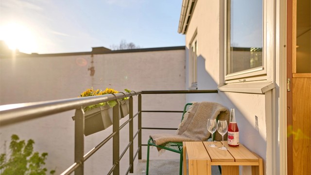 Lun og vestvendt balkong på ca. 3 kvm som vender mot en skjermet bakgård.