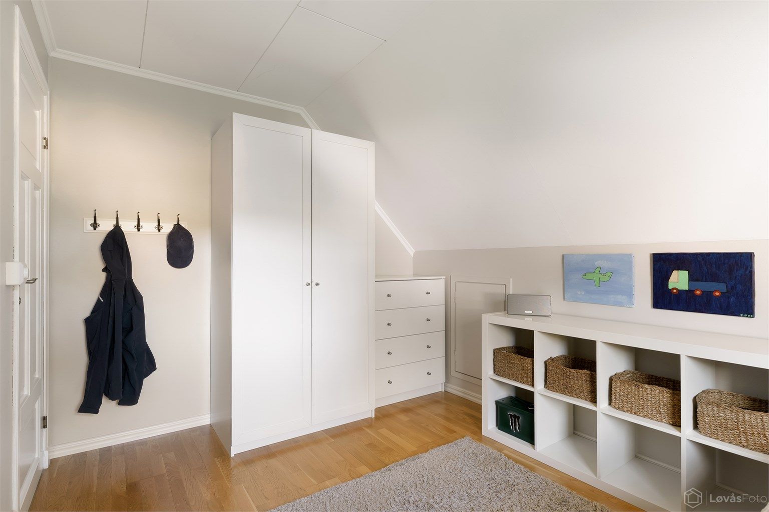 Soverom 3 med tilliggende lagringsloft i knevegg