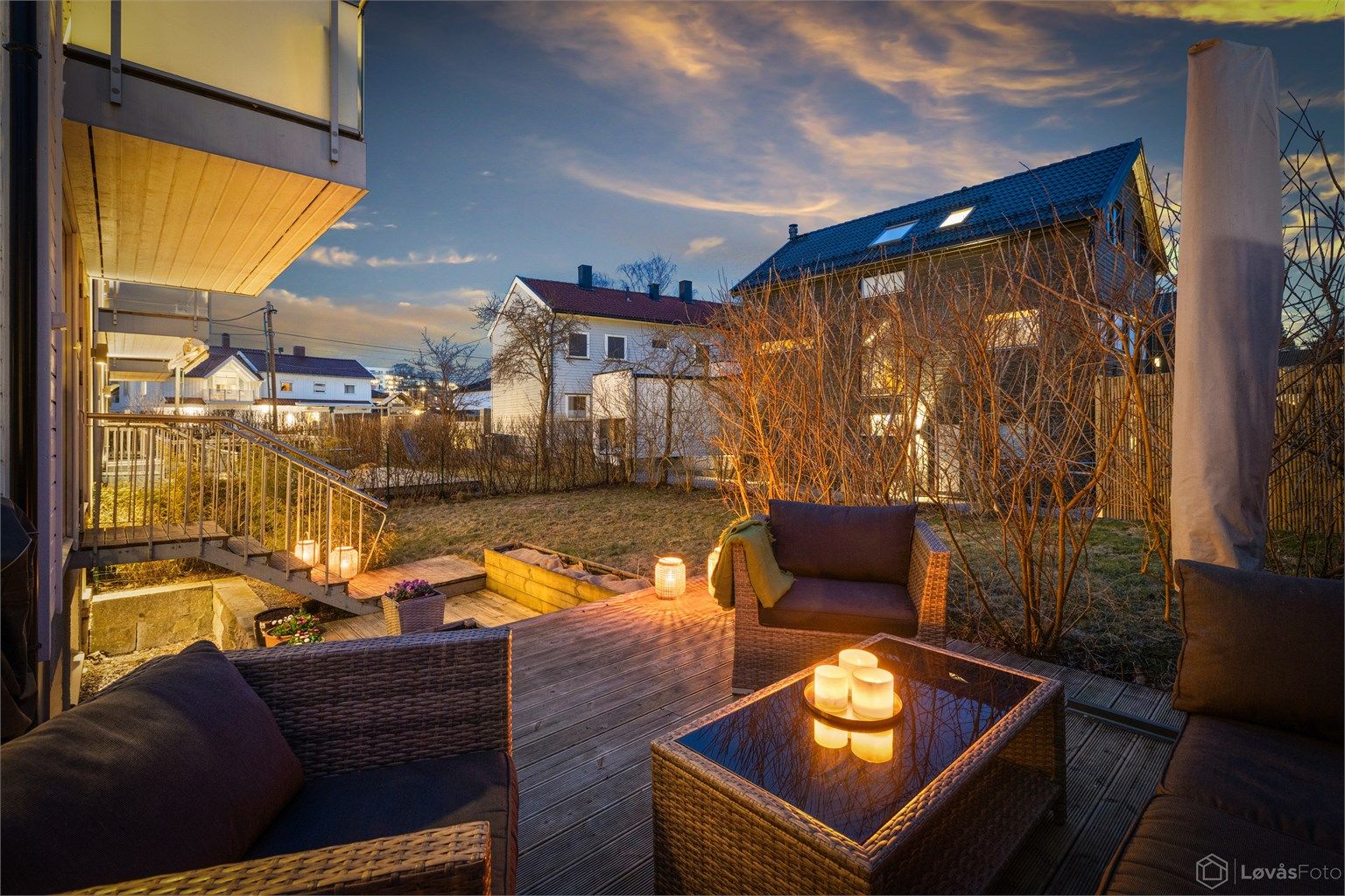 Uteplassen er et hyggelig samlingspunkt også på kveldstid.