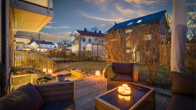 Uteplassen er et hyggelig samlingspunkt også på kveldstid.