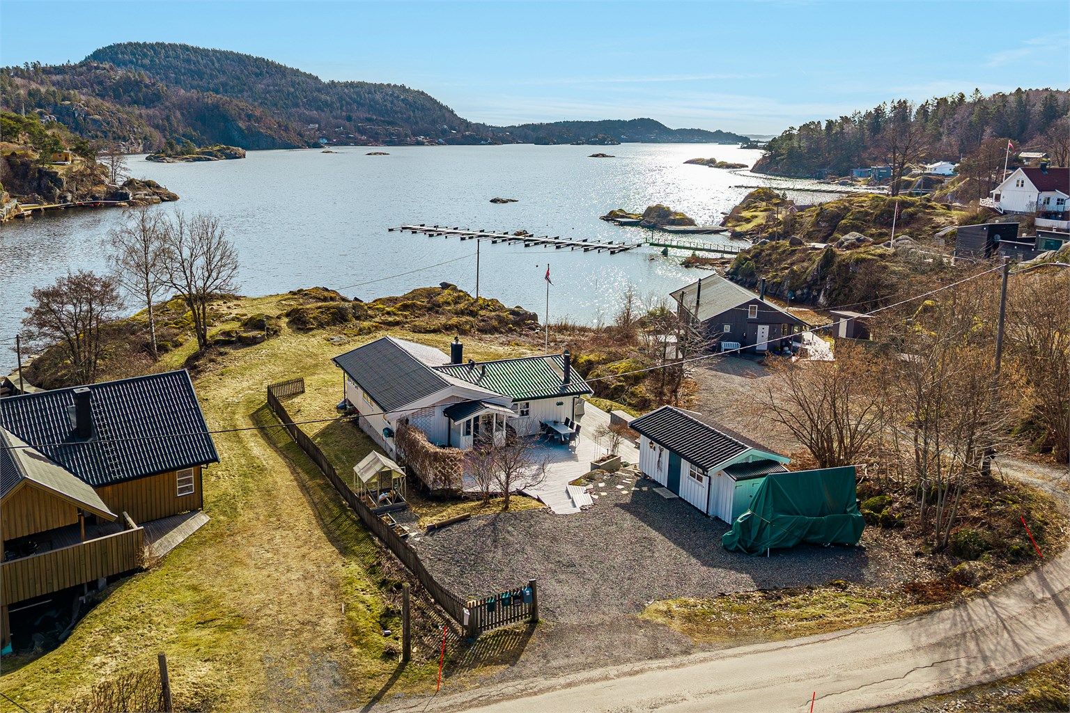 Enkel adkomst med bil, kort avstand til sjøen og båtplass.
