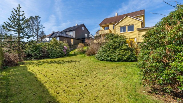 I hagen finner du også sjeldne vekster som apeskrekk og magnolia.