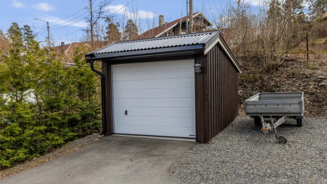 Frittstående garasje.