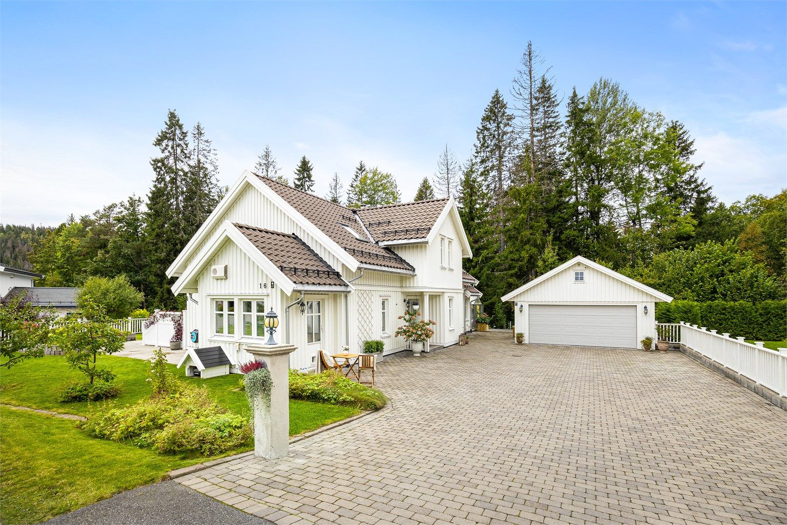  Beliggende i en rolig blindvei, med umiddelbar nærhet til Stordammen og marka, gir en sjelden kombinasjon av barnevennlig trygghet og naturskjønne omgivelser 