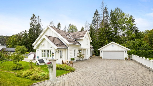 Beliggende i en rolig blindvei, med umiddelbar nærhet til Stordammen og marka, gir en sjelden kombinasjon av barnevennlig trygghet og naturskjønne omgivelser