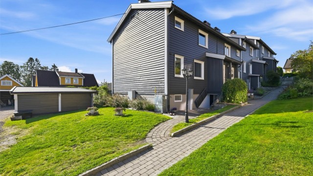 Gangstier belagt med beleggningsstein.