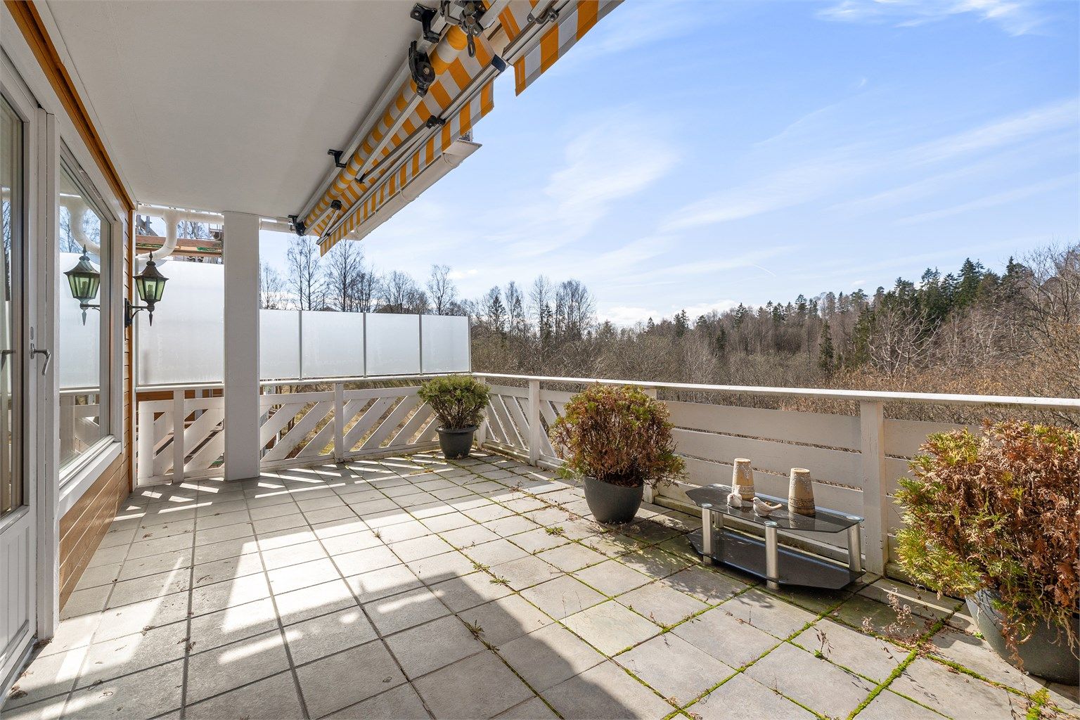 Fra stuen er det utgang til en romslig, vestvendt terrasse på 20 m² med gode solforhold.