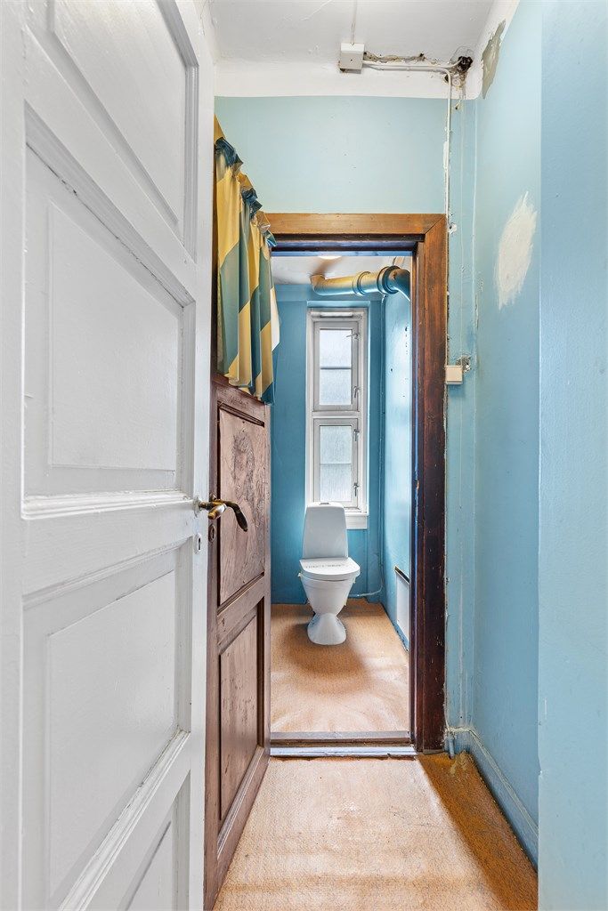 Med leiligheten følger også wc rom som ligger vegg i vegg med leilighetens bad/wc. Adkomst til rommet er fra felles gang. Rommet kan nok innlemmes i leiligheten med dette må omsøkes til borettslaget og offentlig mydighet. Se opplysninger i salgsoppgaven.
