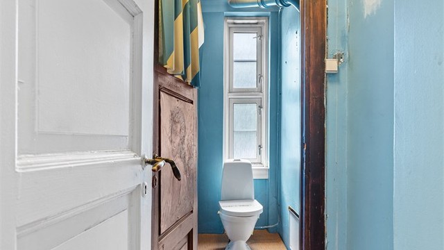 Med leiligheten følger også wc rom som ligger vegg i vegg med leilighetens bad/wc. Adkomst til rommet er fra felles gang. Rommet kan nok innlemmes i leiligheten med dette må omsøkes til borettslaget og offentlig mydighet. Se opplysninger i salgsoppgaven.