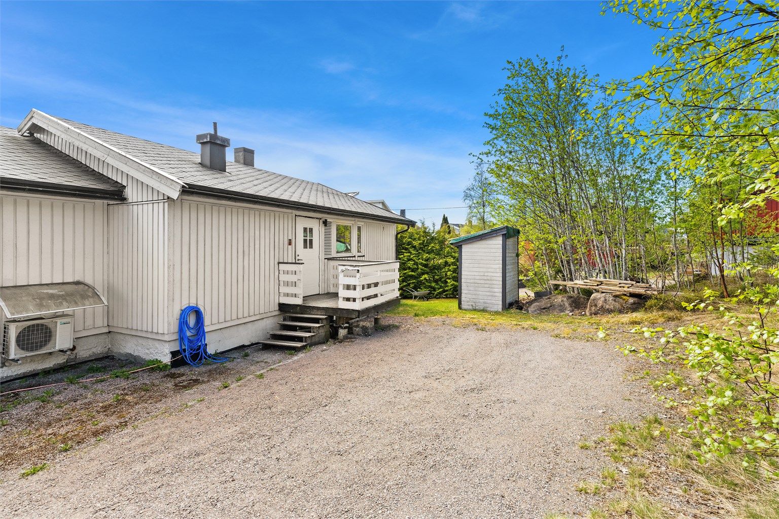 På inngangssiden er det også en liten terrasse, parkeringsmuligheter utenfor egen inngang