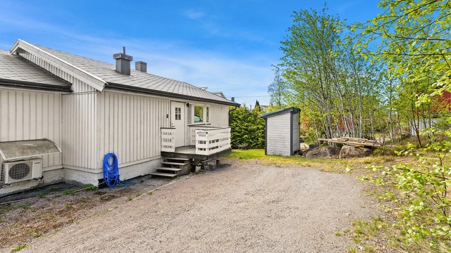 På inngangssiden er det også en liten terrasse, parkeringsmuligheter utenfor egen inngang