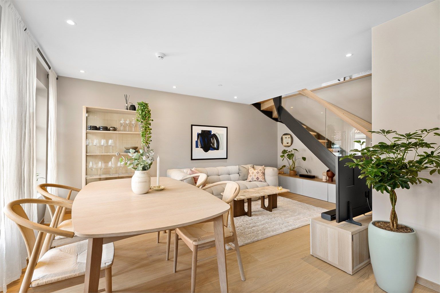 Krogsveen v/Azra Hadzic har gleden av å presentere Rådhusgata 52 - en sjarmerende og oppusset 4-roms andelsleilighet vendt mot bakgård. (Foto: Hans Nøstdahl)