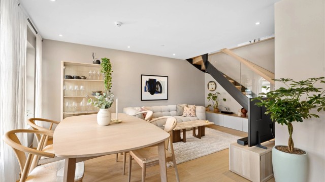 Krogsveen v/Azra Hadzic har gleden av å presentere Rådhusgata 52 - en sjarmerende og oppusset 4-roms andelsleilighet vendt mot bakgård. (Foto: Hans Nøstdahl)