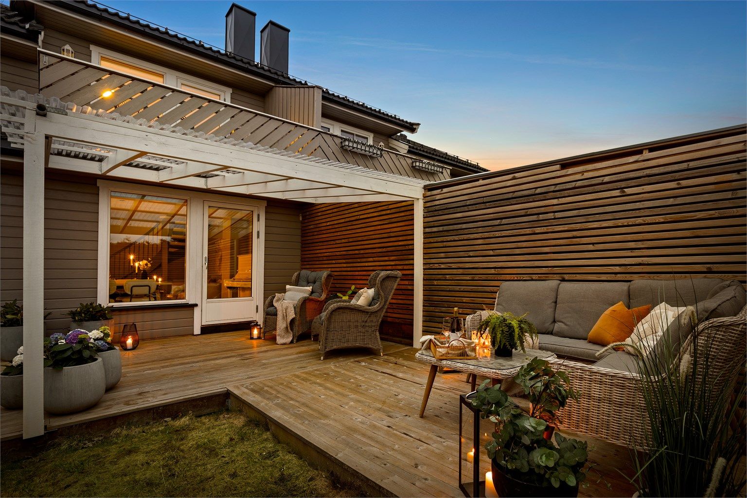 Her får man en innholdsrik og familievennlig tomannsbolig fra 2006, med stor, sydvest-vendt markterrasse på 75 m². 