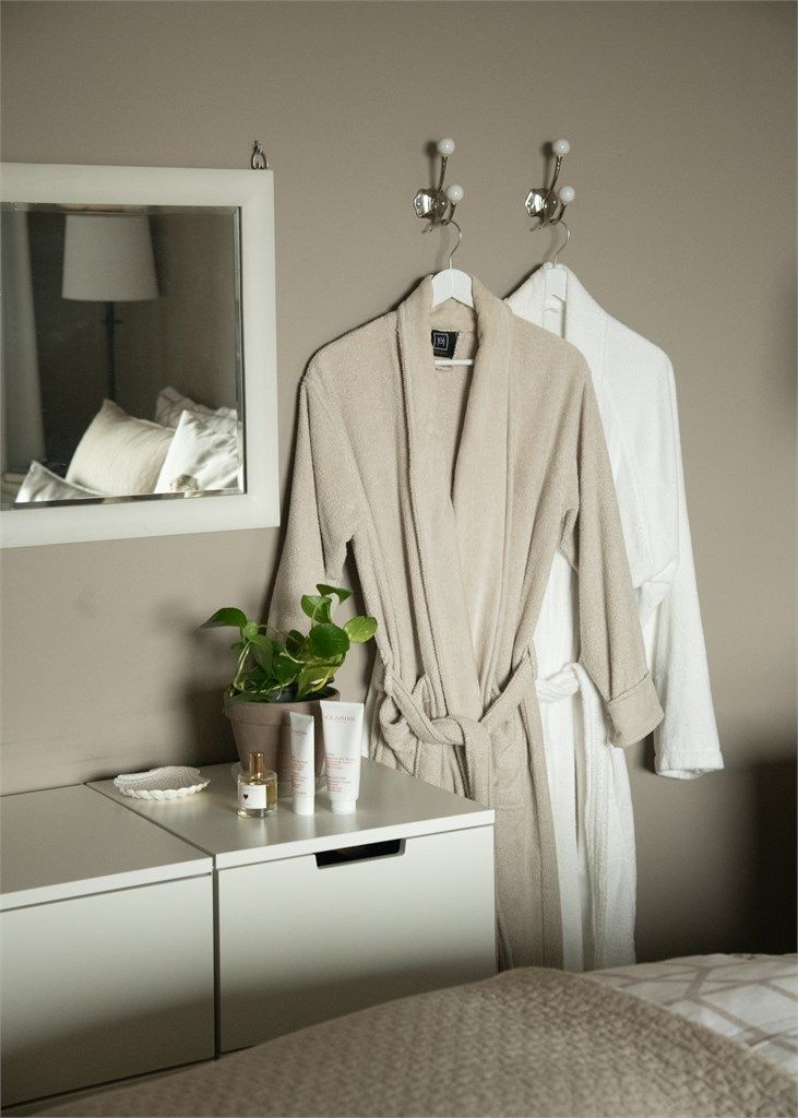 Rolige og behagelige fargetoner på soverommet.