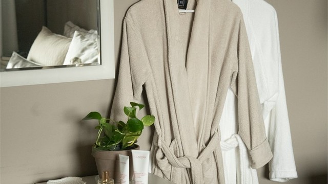 Rolige og behagelige fargetoner på soverommet.