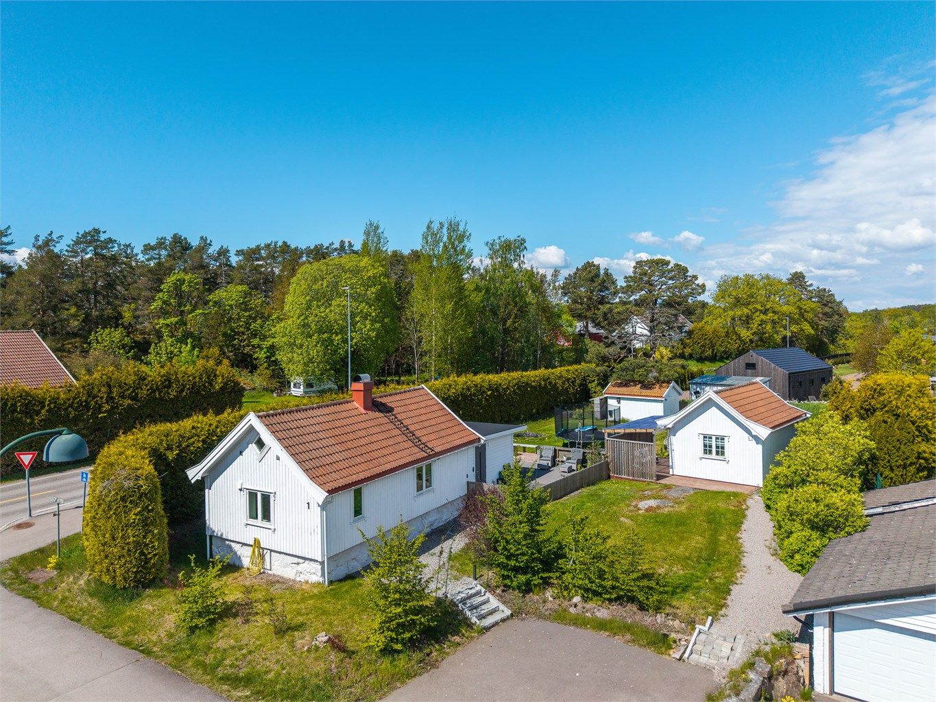 Eiendommen har gode parkeringsmuligheter på asfaltert gårdsplass, og helheten gir et svært velstelt og trivelig inntrykk med flotte uteområder for både avslapning og sosialt samvær.