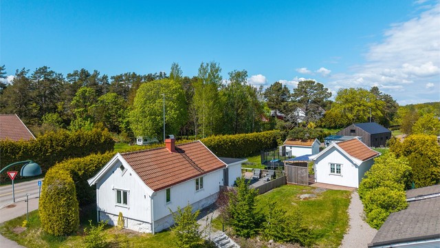 Eiendommen har gode parkeringsmuligheter på asfaltert gårdsplass, og helheten gir et svært velstelt og trivelig inntrykk med flotte uteområder for både avslapning og sosialt samvær.