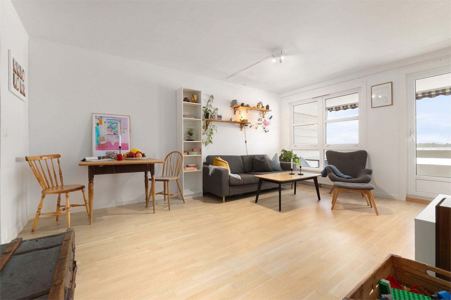 Stue med store vindusflater gir mye naturlig lysinnslipp