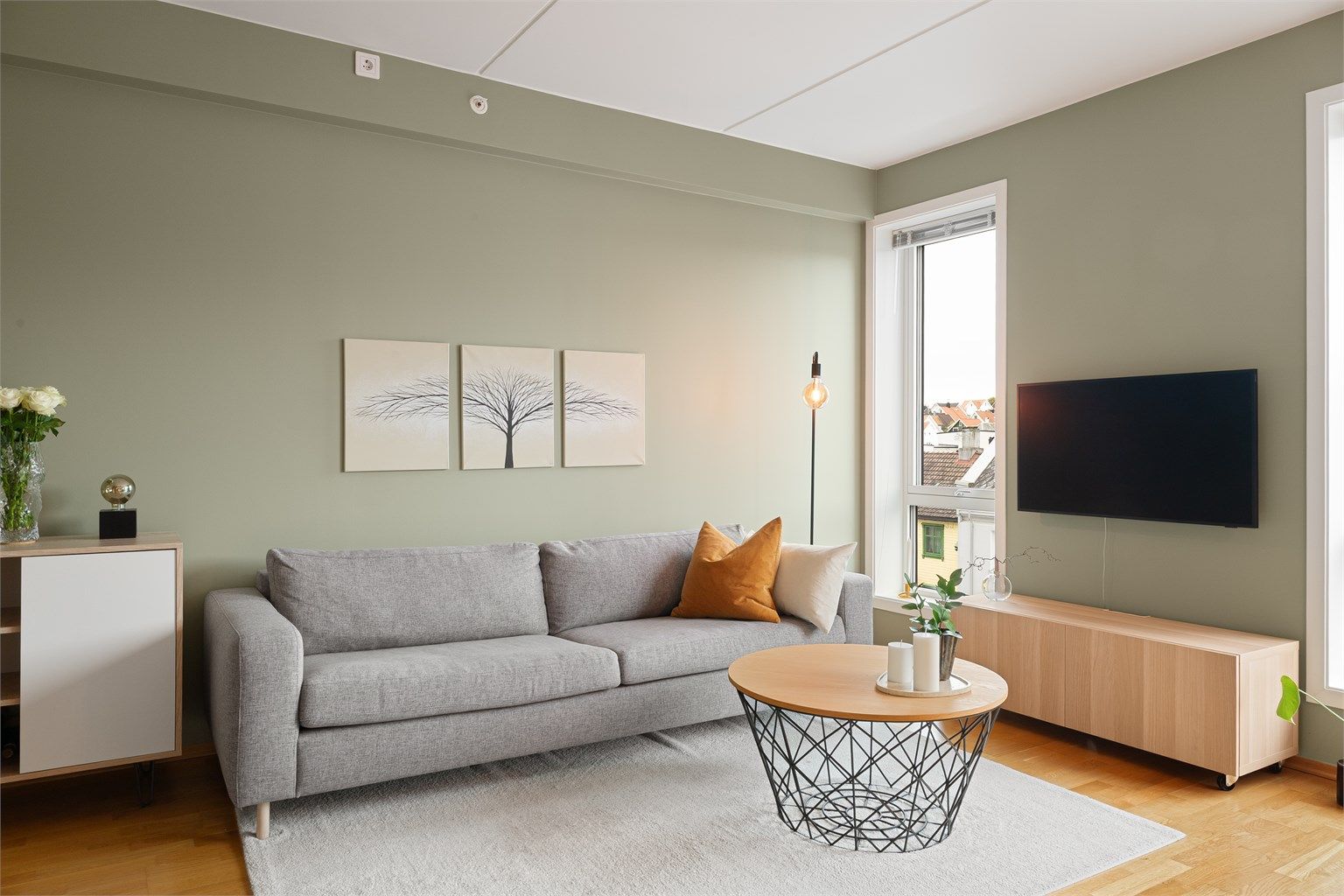 Romslig stue med plass til sofa og spisebord. 