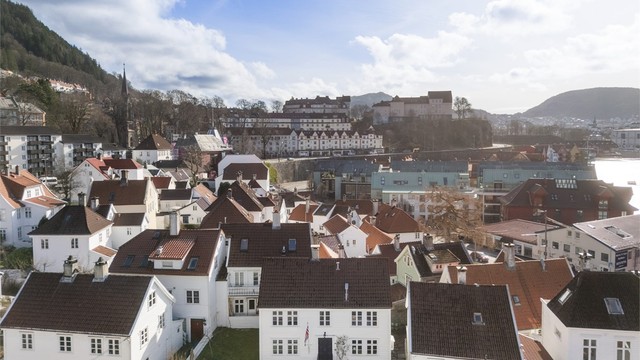 Beliggenheten gjør det enkelt å la bilen stå i hverdagen, og spaserturen inn til Fisketorget og sentrum tar rundt et kvarter.